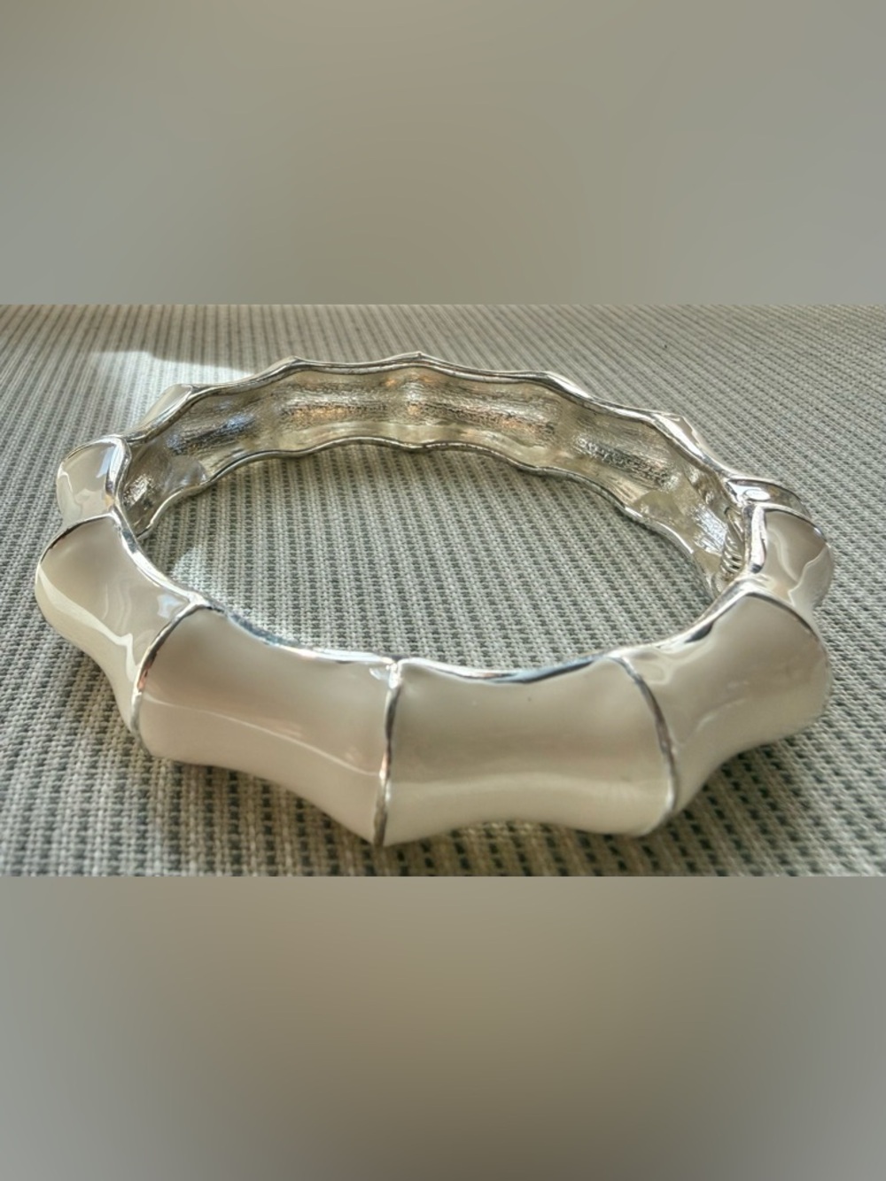 White Bamboo-Style Hinged Cream Enamel & Silver tone Vintage Bangle Bracelet - Picture 3 of 13